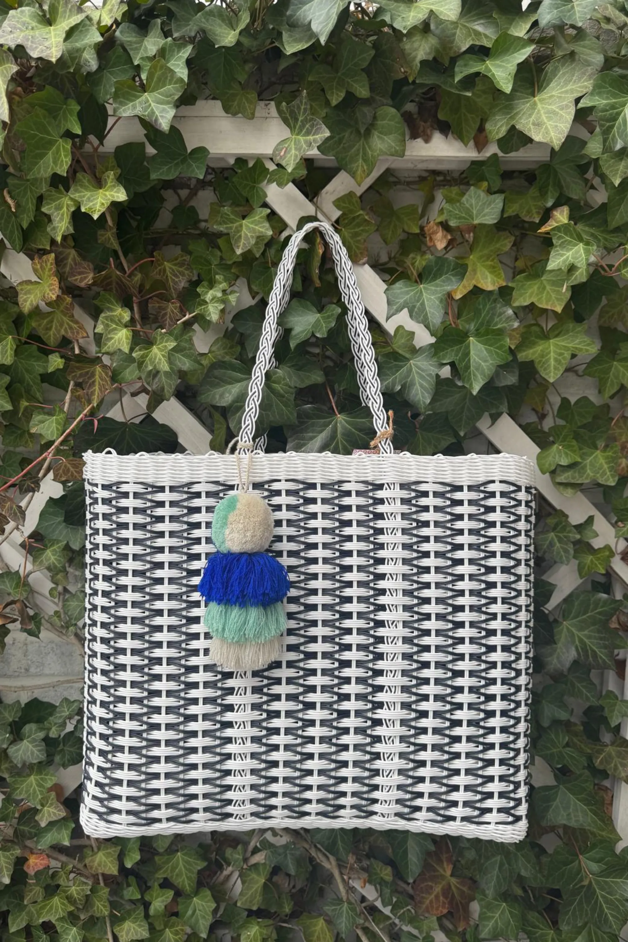Coastal Weave Capsule In Navy Citron Tote