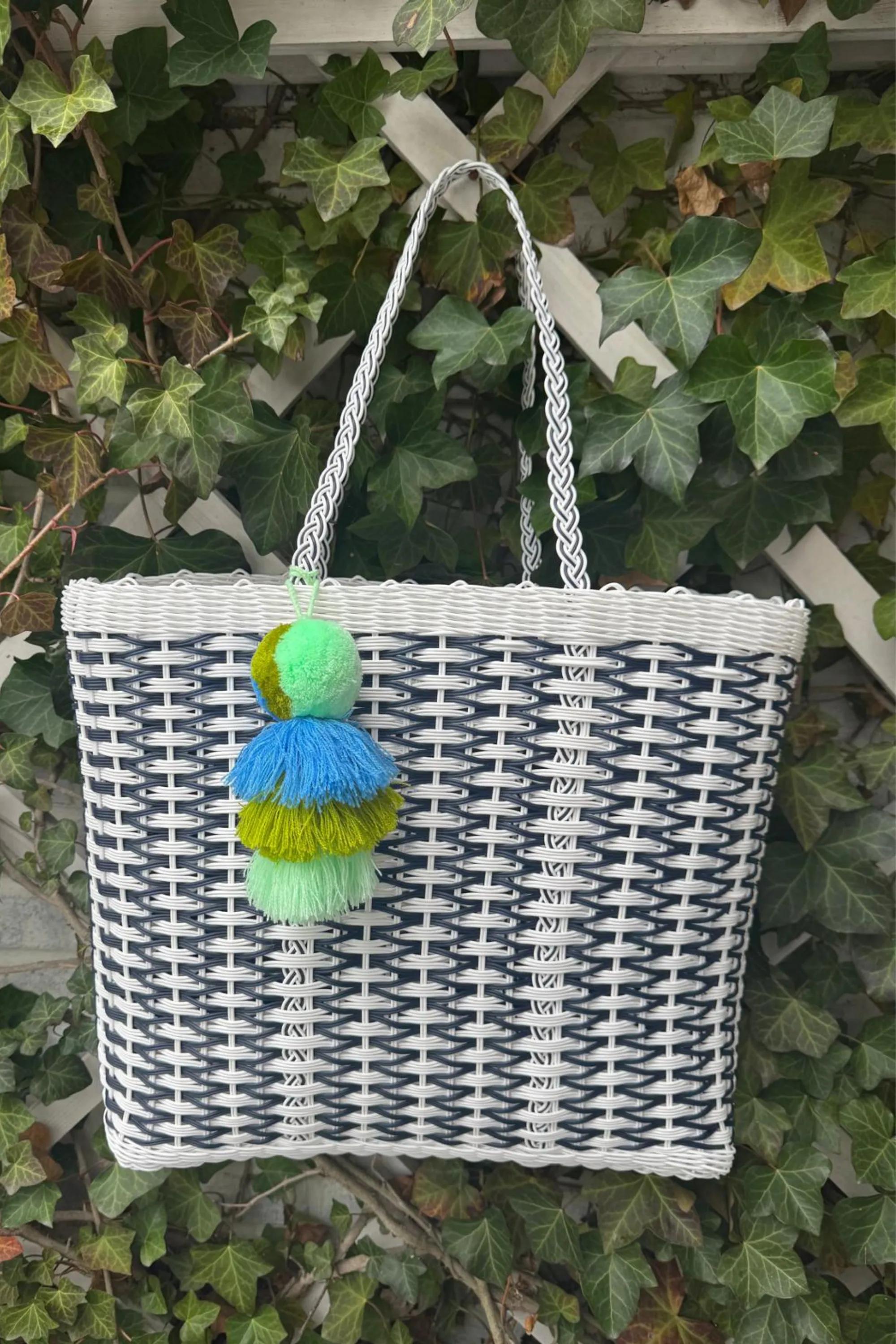 Coastal Weave Capsule In Navy Citron Tote
