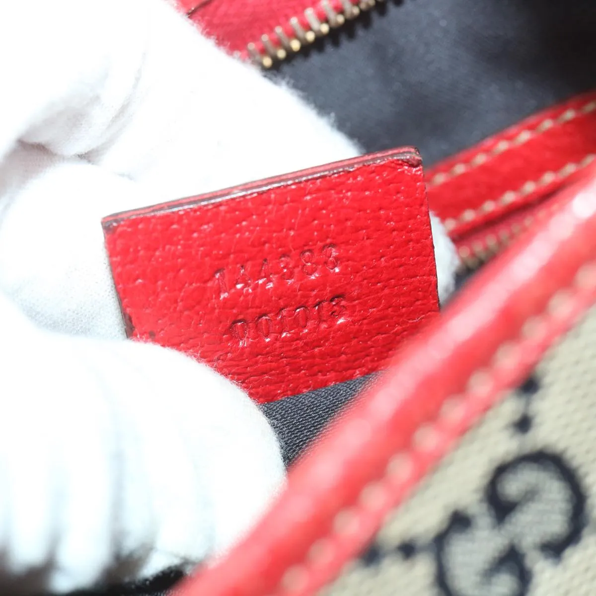 Gucci --  Canvas Shoulder Bag ()
