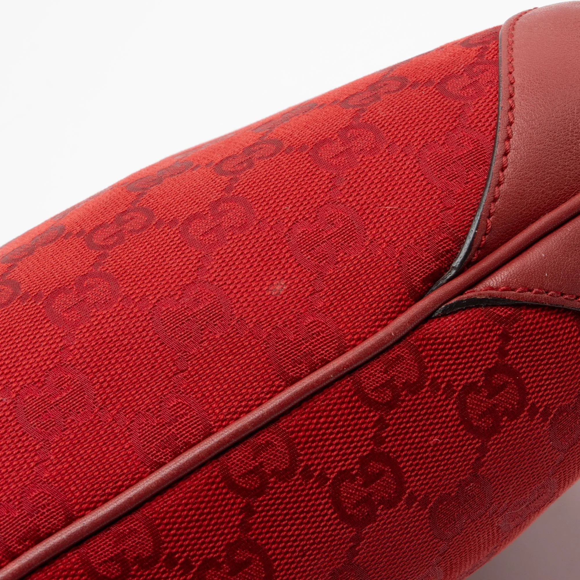 Gucci GG Canvas Shoulder Bag (SHF-zFLqxt)