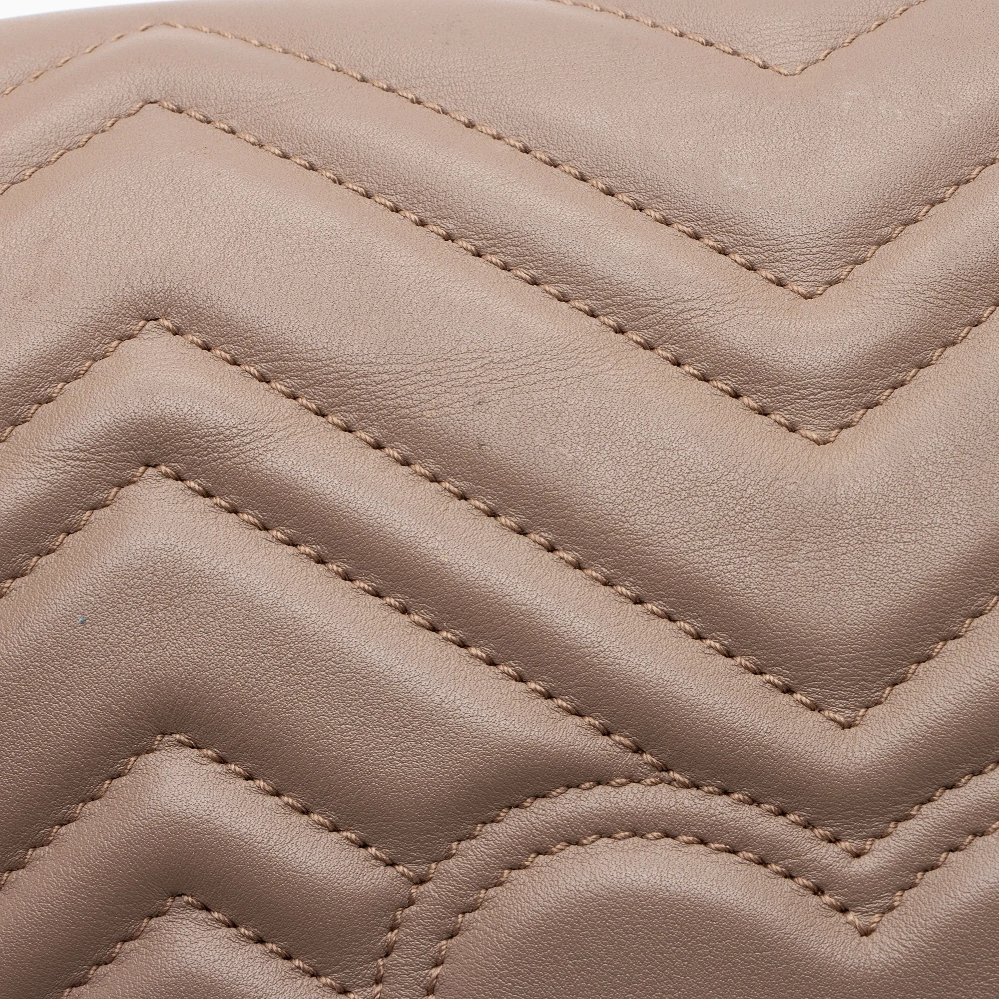 Gucci Matelasse Leather GG Marmont Medium Flap Shoulder Bag (SHF-EZthFS)