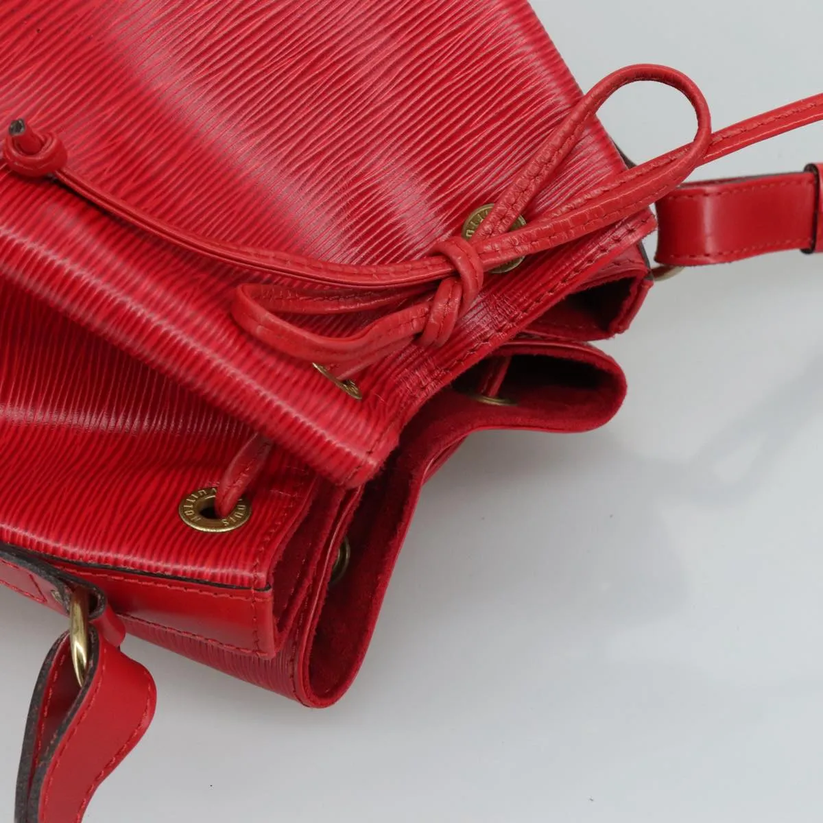 Leather Noe Shoulder Bag with Adjustable Drop and Metal Fittings