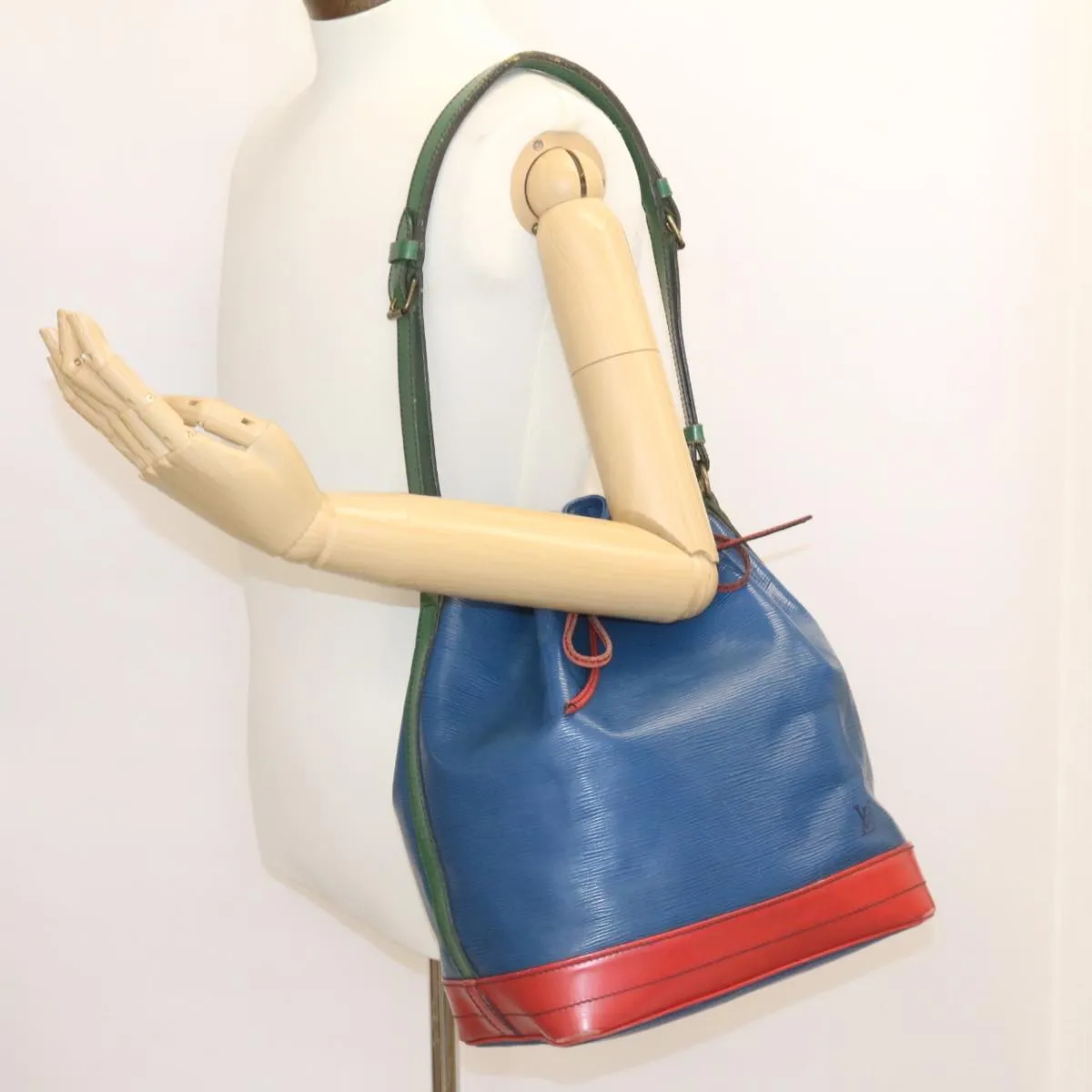 LOUIS VUITTON Epi Noe Tricolor Shoulder Bag Red Blue Green M44082 LV th1977