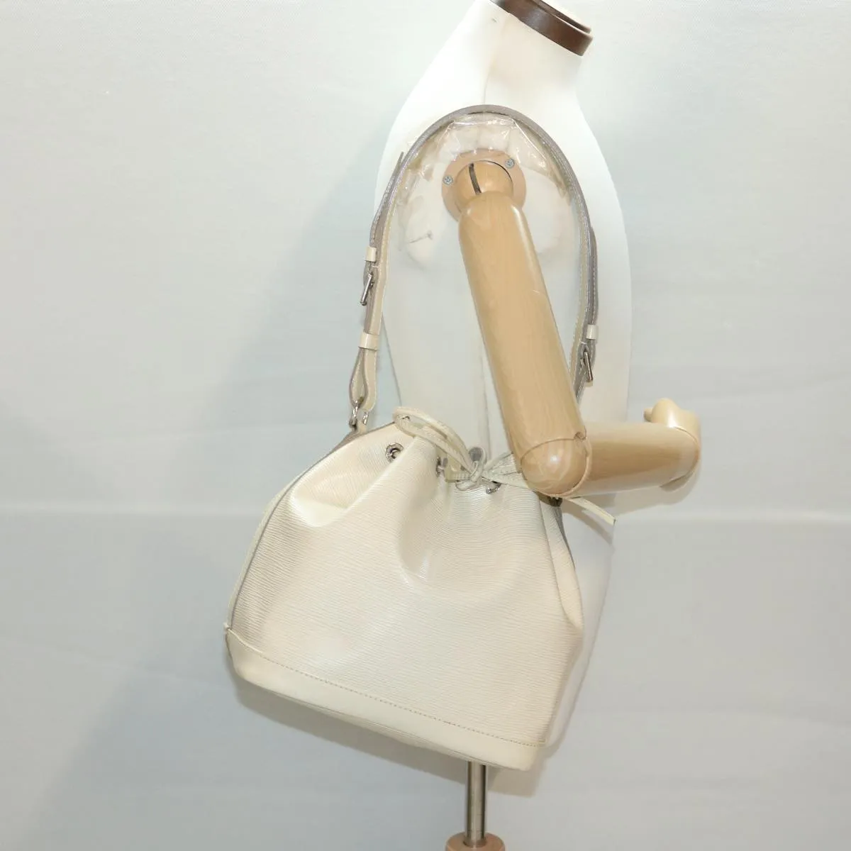 LOUIS VUITTON Epi Petit Noe Shoulder Bag White Yvoire M4084J LV 39066