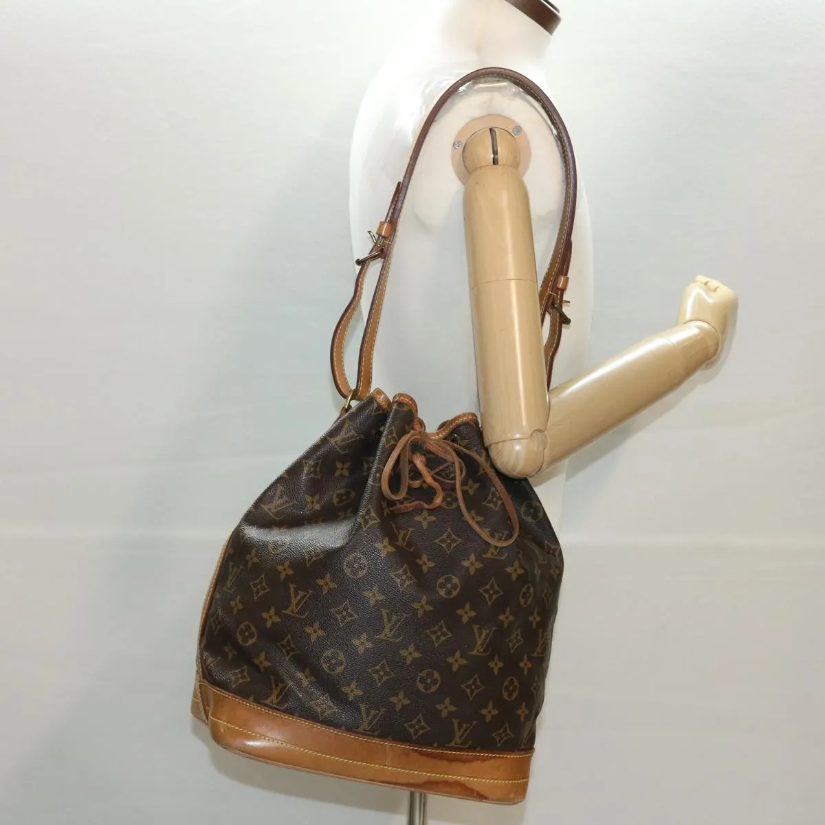 LOUIS VUITTON Monogram Noe Shoulder Bag M42224 LV 39904