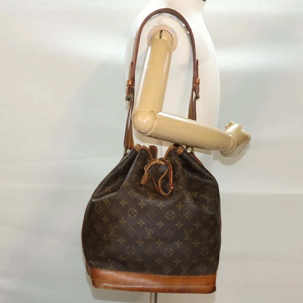 LOUIS VUITTON Monogram Noe Shoulder Bag M42224 LV rd4801