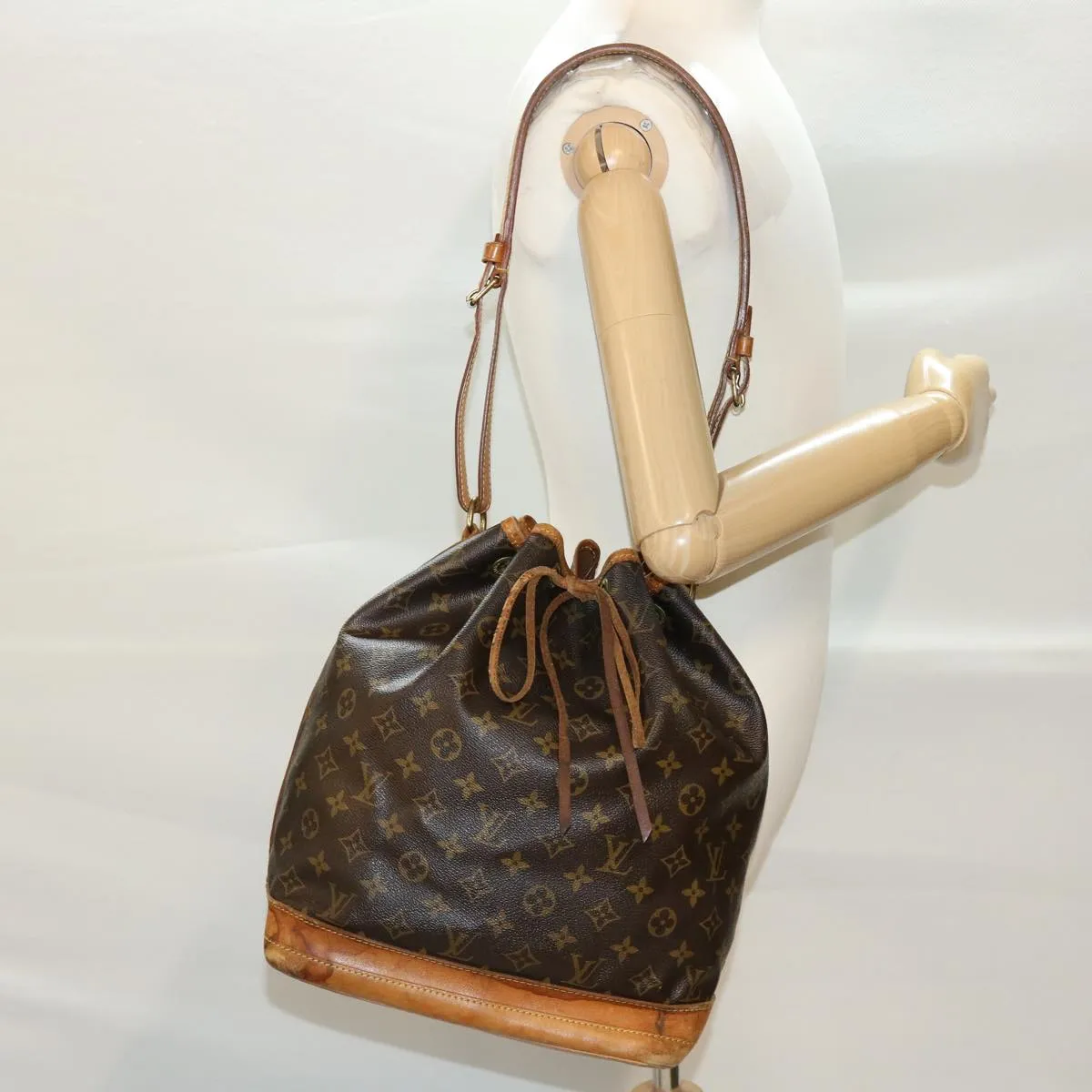 LOUIS VUITTON Monogram Noe Shoulder Bag M42224 LV rd4843
