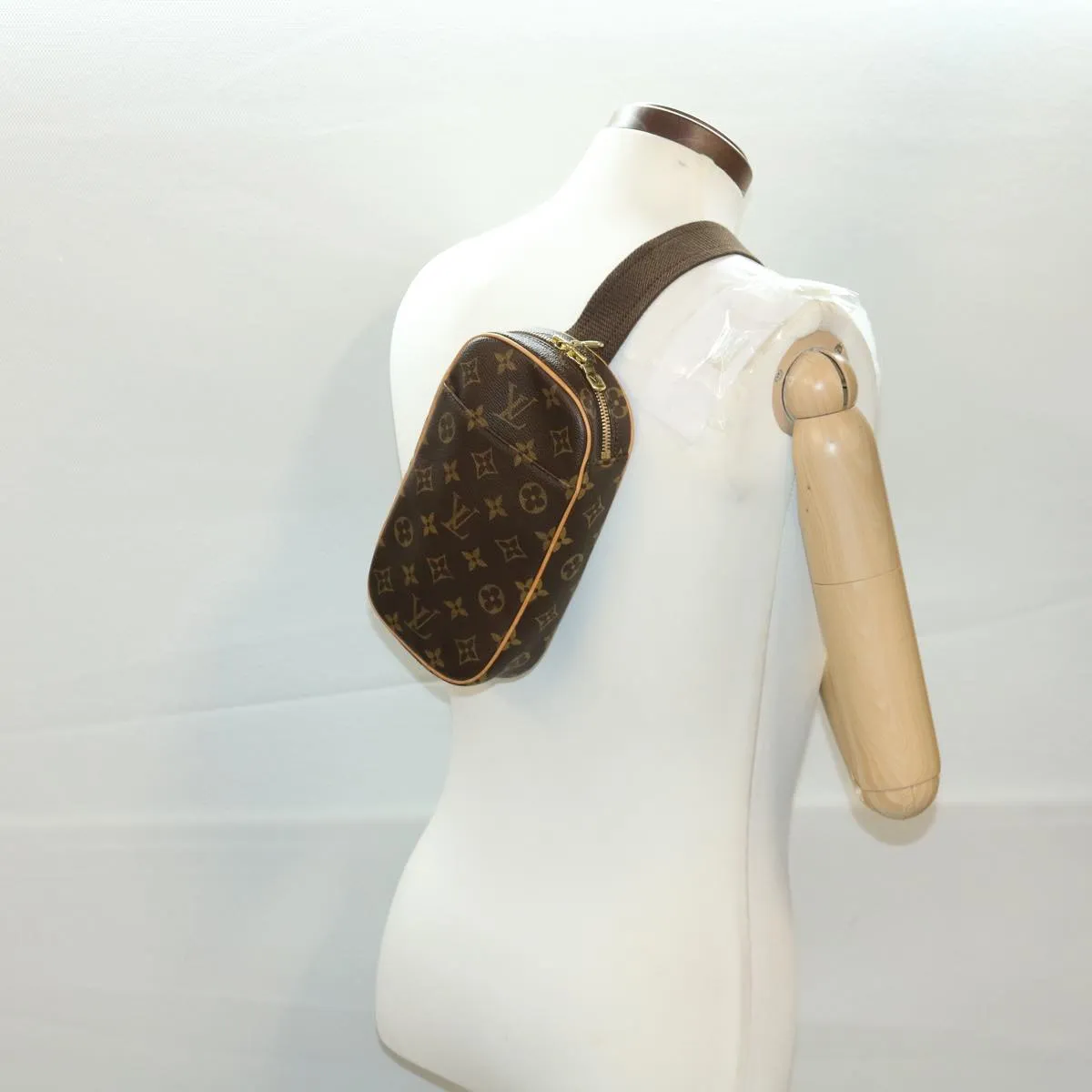 LOUIS VUITTON Monogram Pochette Gange Shoulder Bag M51870 LV am4113
