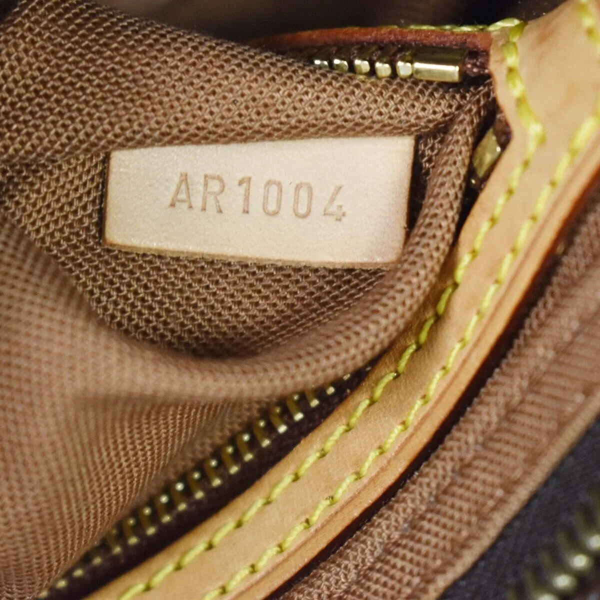 Louis Vuitton Trotteur  Canvas Shoulder Bag ()