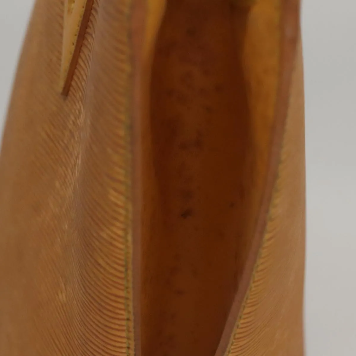 Luxurious Leather Shoulder Bag with Elegant Design