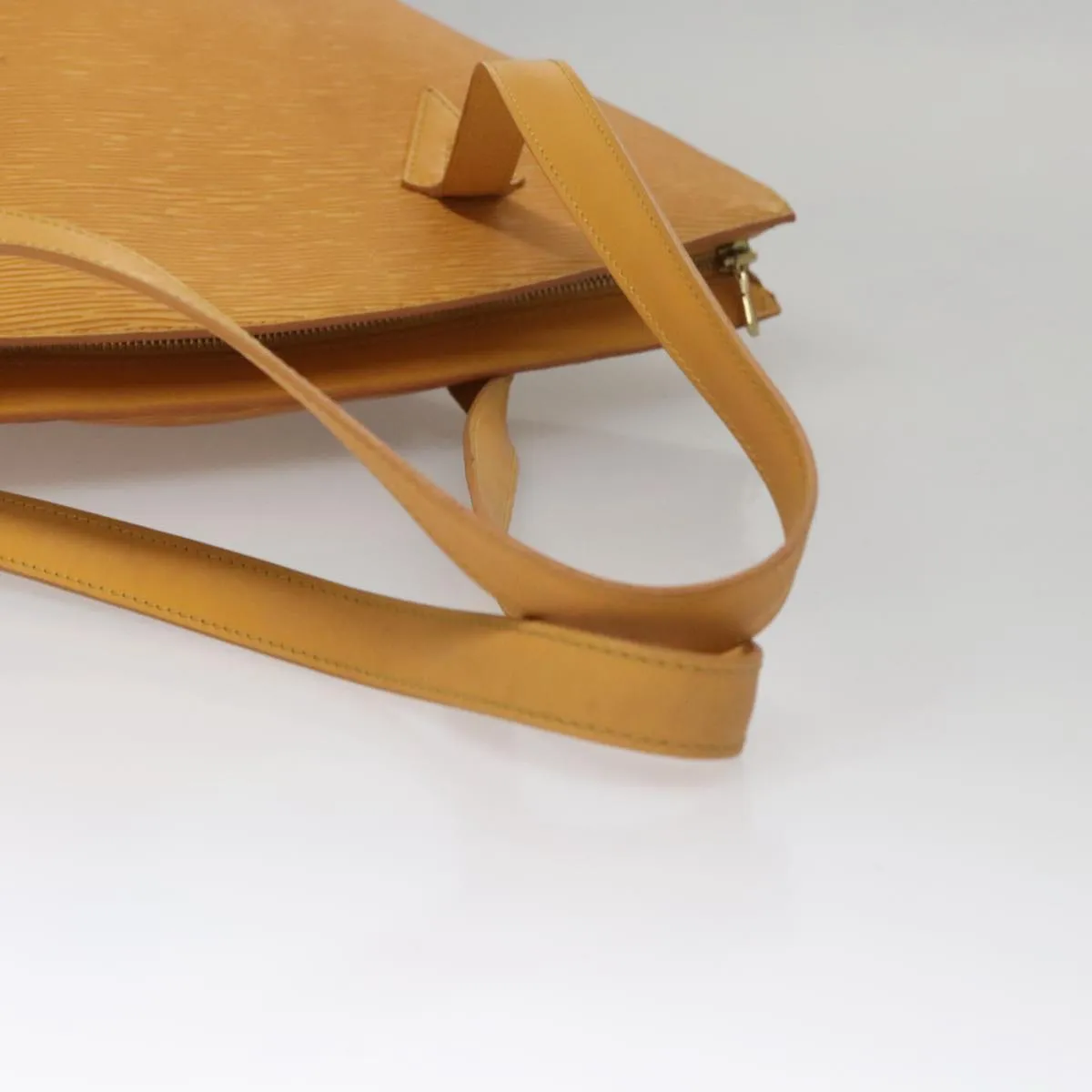 Luxurious Leather Shoulder Bag with Elegant Design