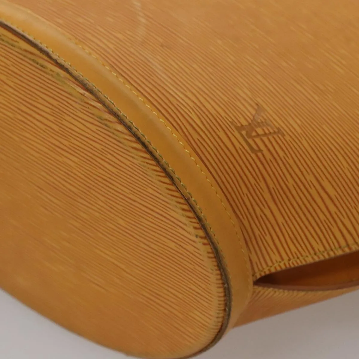 Luxurious Leather Shoulder Bag with Elegant Design
