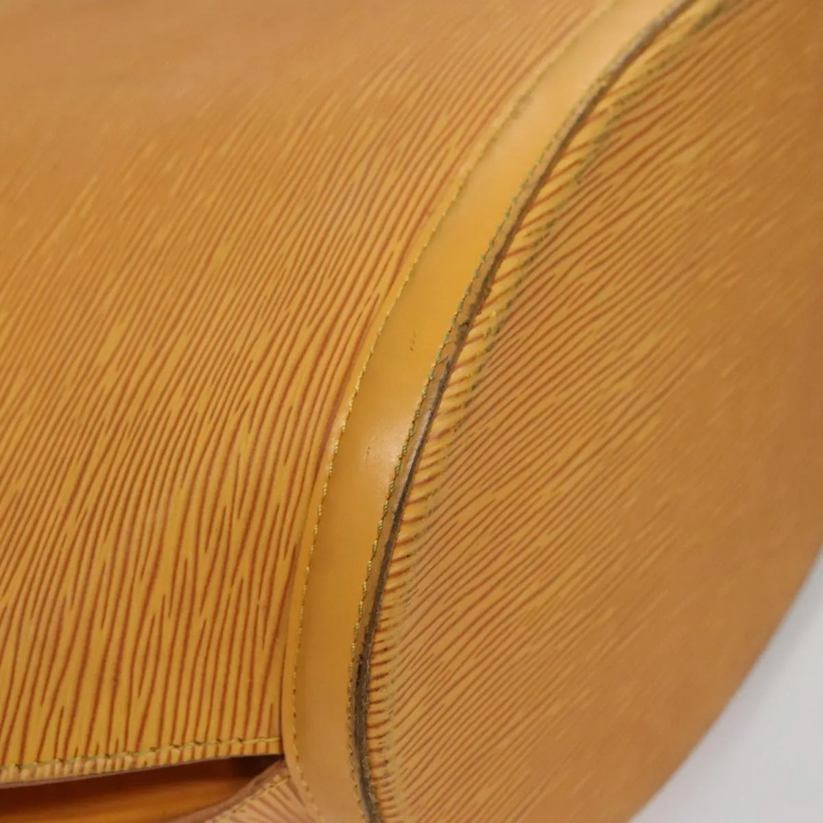 Luxurious Leather Shoulder Bag with Elegant Design