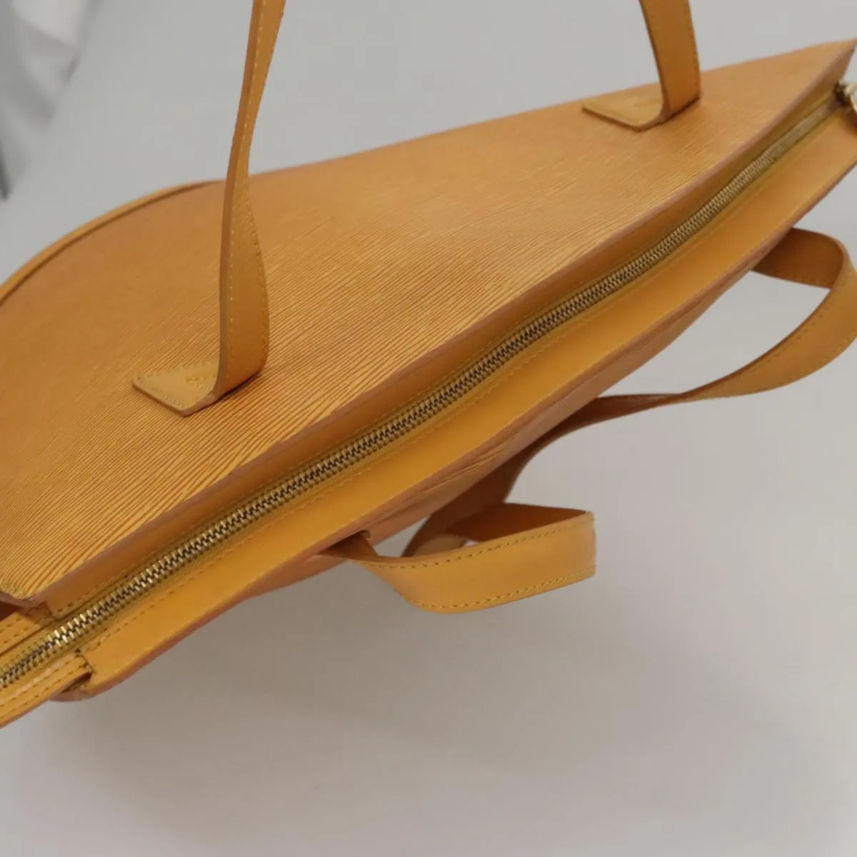Luxurious Leather Shoulder Bag with Elegant Design