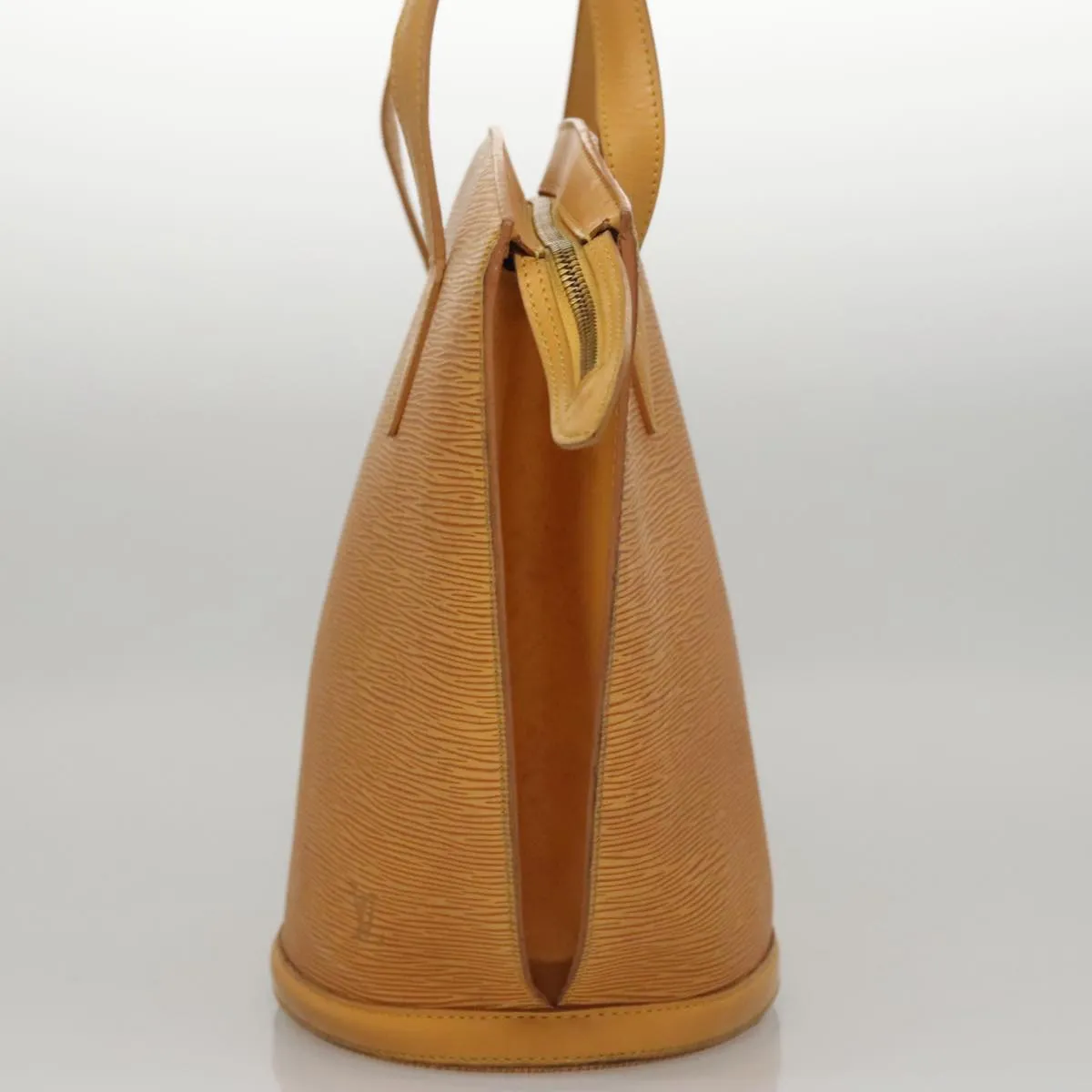 Luxurious Leather Shoulder Bag with Elegant Design