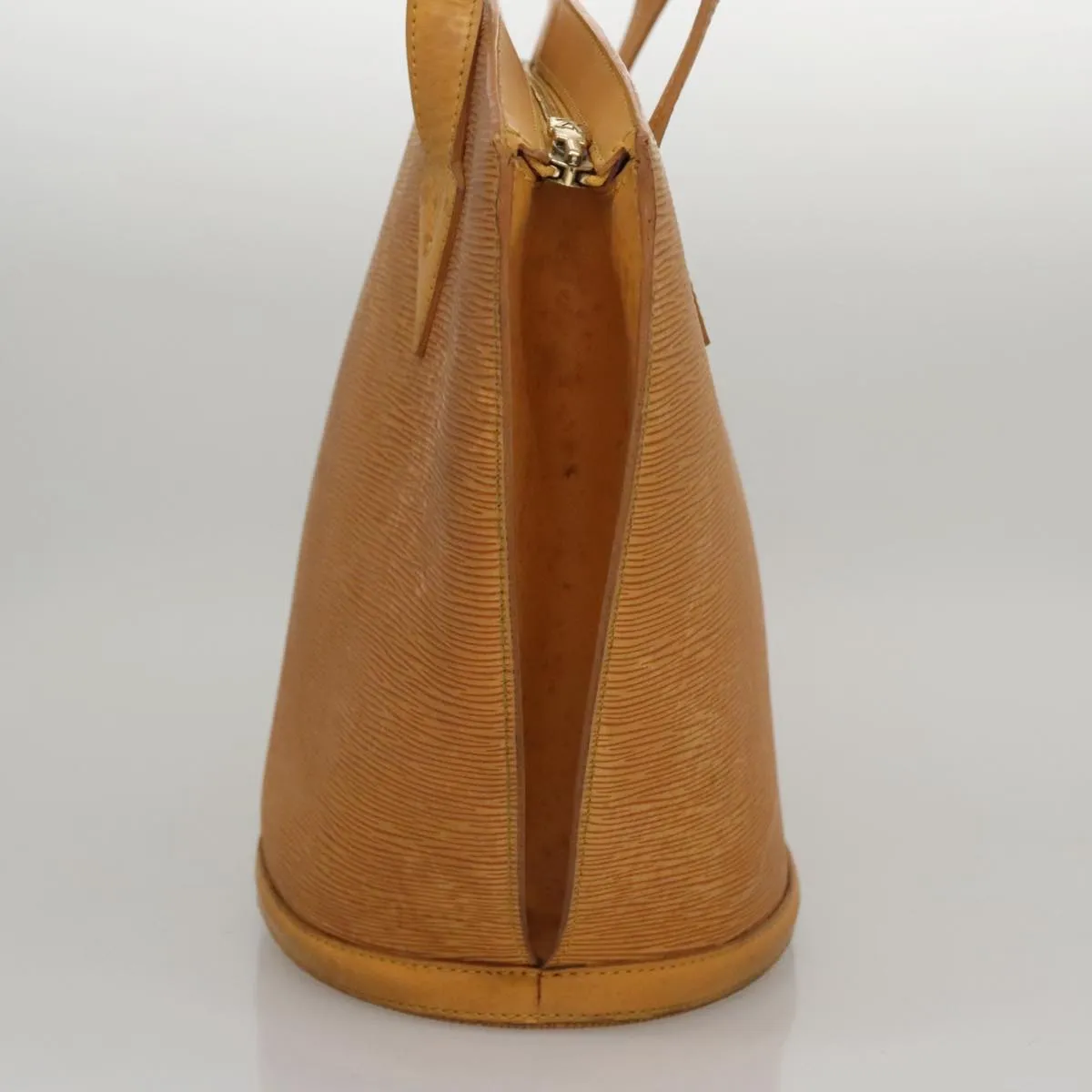 Luxurious Leather Shoulder Bag with Elegant Design