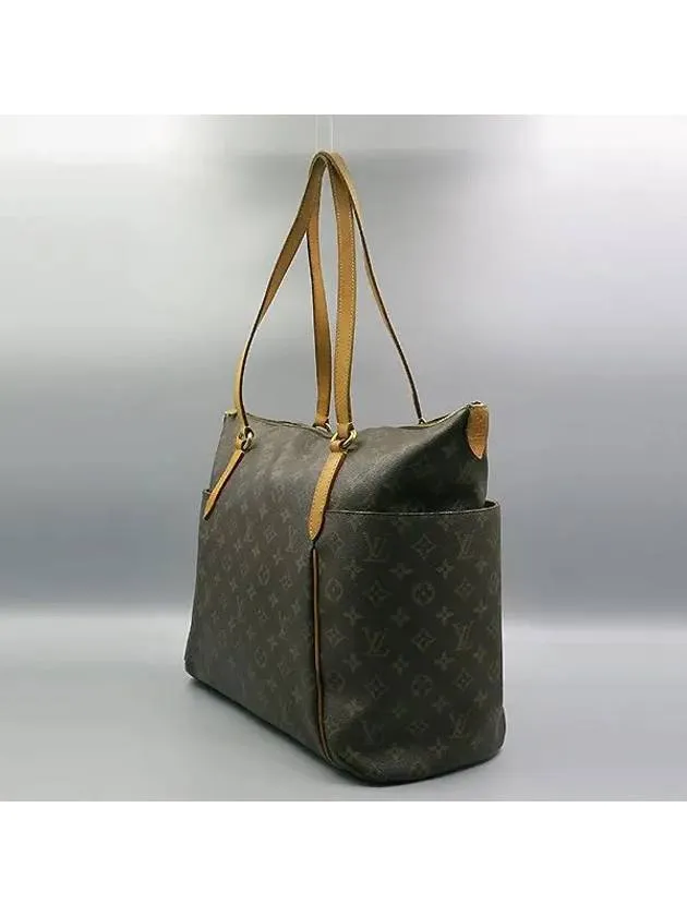 M56690 shoulder bag