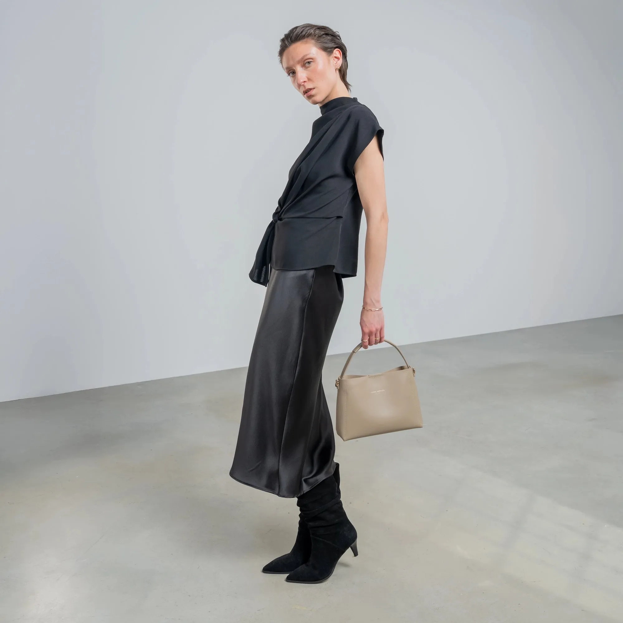 Montmartre Batrice Midi taupe vegetable tanned leather handbag